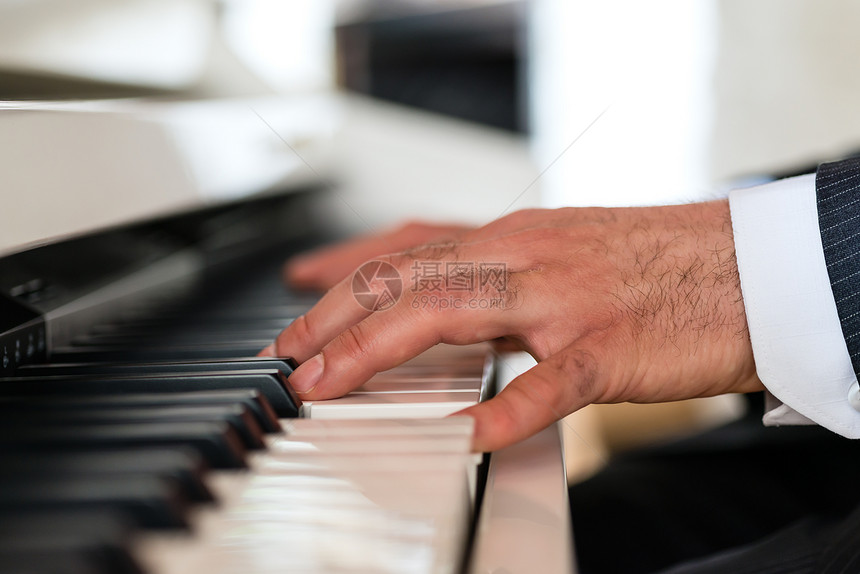 钢琴家在高级餐厅营造美妙的音乐氛围图片