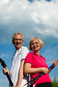 95式步枪北欧散步快乐的成熟或老年夫妇在夏季背景