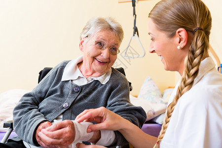 护士照顾退休养老院的老年妇女图片