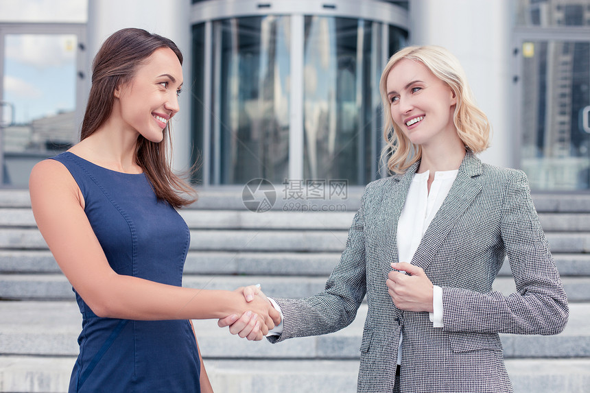 成功的女商人正在握手图片
