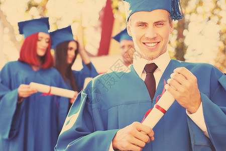 毕业帽子和礼服户外图片