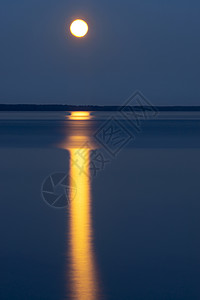 满月和湖上的月光图片