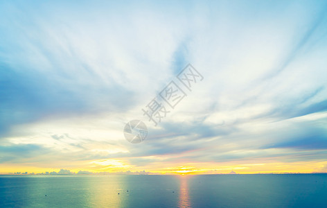日出与大海和蓝色多云的天空背景复古滤镜效果图片