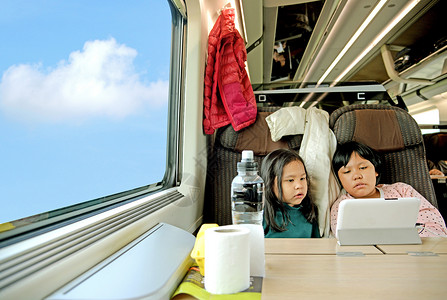 两个小女孩坐火车图片