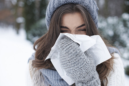 美丽的女人使用手帕没有什么比冬季图片