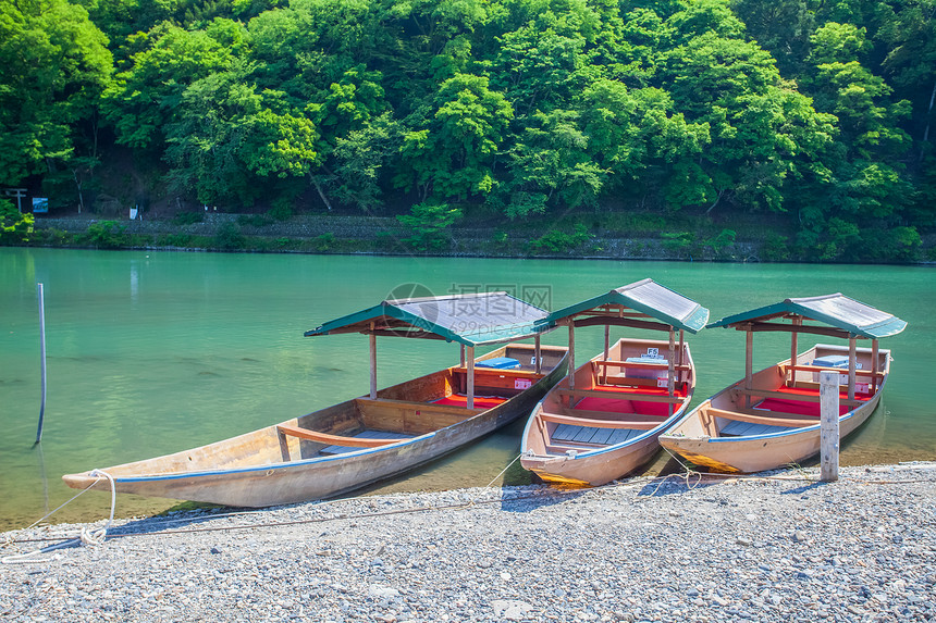 京都岚山夏季绿河与船只图片