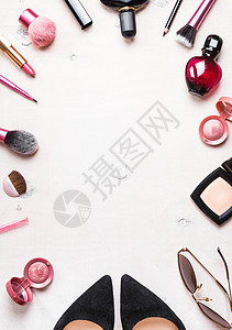 女化妆品背景现代妇女基本必需品的包袱化妆用背景图片