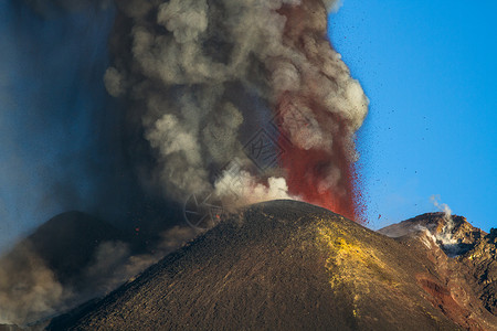 埃特纳火山喷发爆炸和来自欧洲最高活图片