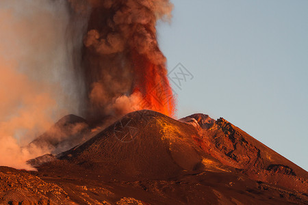 埃特纳火山喷发爆炸和来自欧洲最高活图片