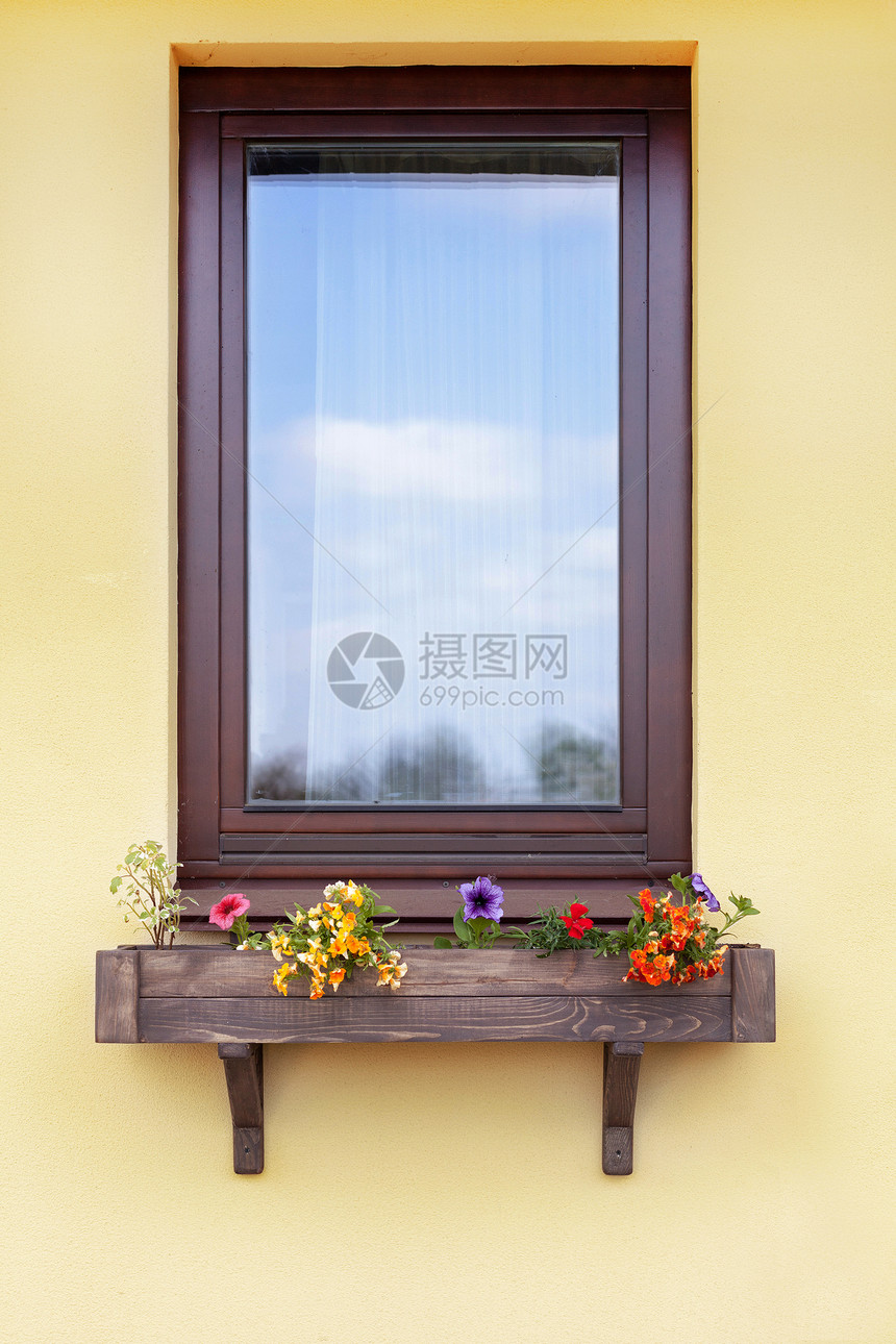 挂着花盆的棕色窗花图片