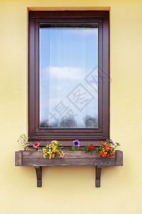 挂着花盆的棕色窗花图片