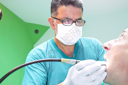 牙科医生修复病人的图片
