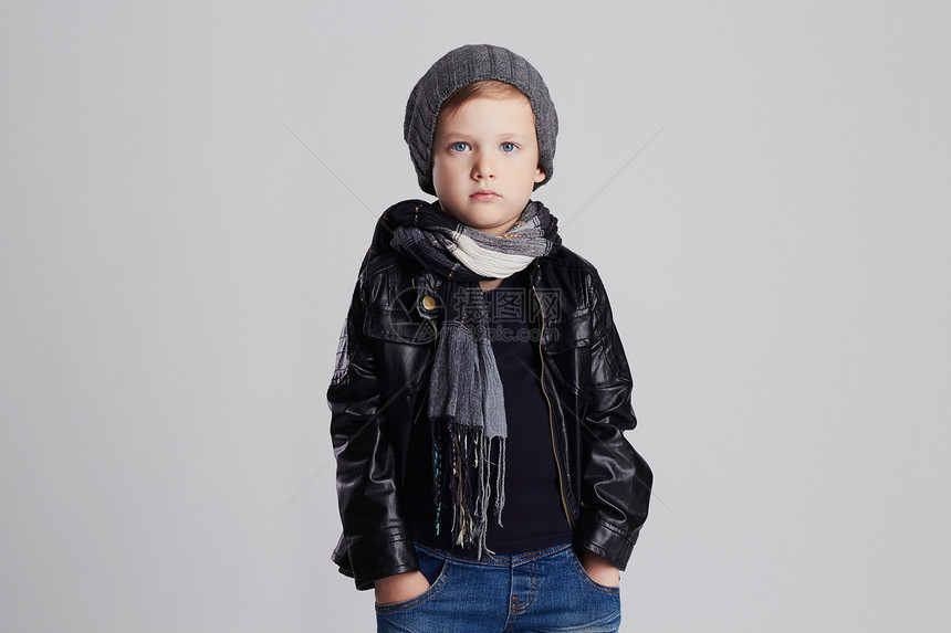 戴围巾的英俊男孩戴帽子的有趣孩子时尚的小男孩穿着皮大图片