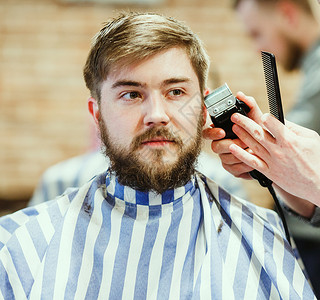 理发师在理发店剪胡子的人图片