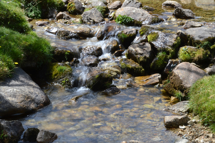 小溪流过岩石图片