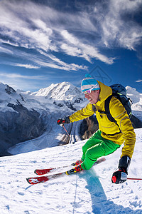 在高山上滑雪与蓝图片