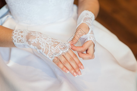 新娘手上的婚礼手套特写图片