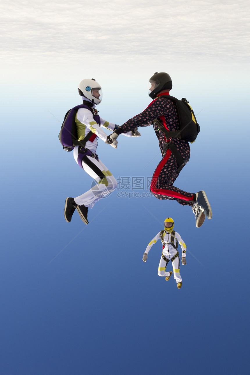 一个女孩和一个男人跳伞者在自由的图片