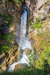 有彩虹的瀑布阿尔卑斯山上一图片