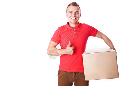 微笑的送货员拿着纸盒在白色背景上做一个好手势隔离图片
