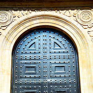 伦敦古色香的棕色门把手生锈的黄铜钉子和灯图片