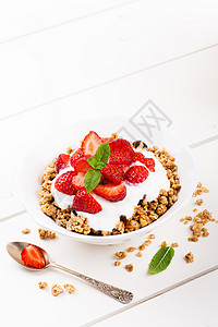 酸奶配自制格兰诺拉麦片和新鲜草莓图片