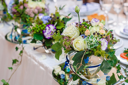 婚礼桌上美丽的鲜花装饰图片