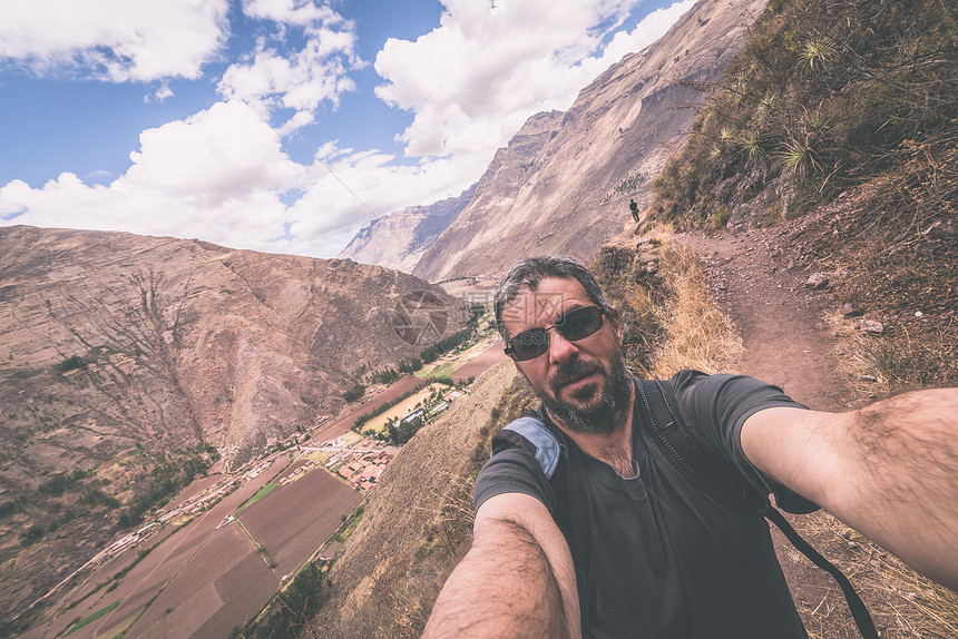 访问秘鲁库斯科地区主要旅游目的地圣谷PisacInca的Inca站点时使用自拍Marsala刻度图图片
