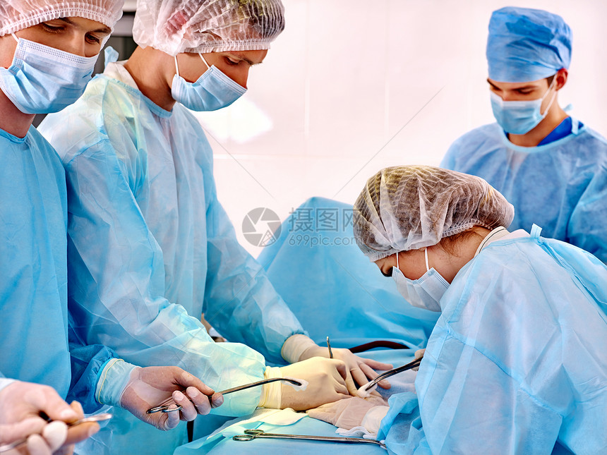 一组外科医生在手术室工作图片
