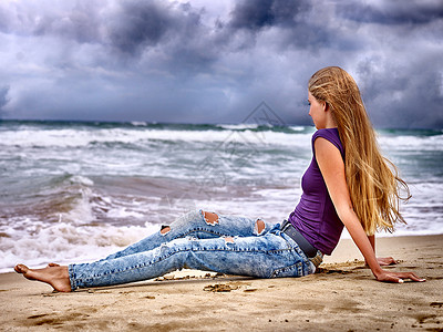 夏天女孩海女人坐落在海边图片