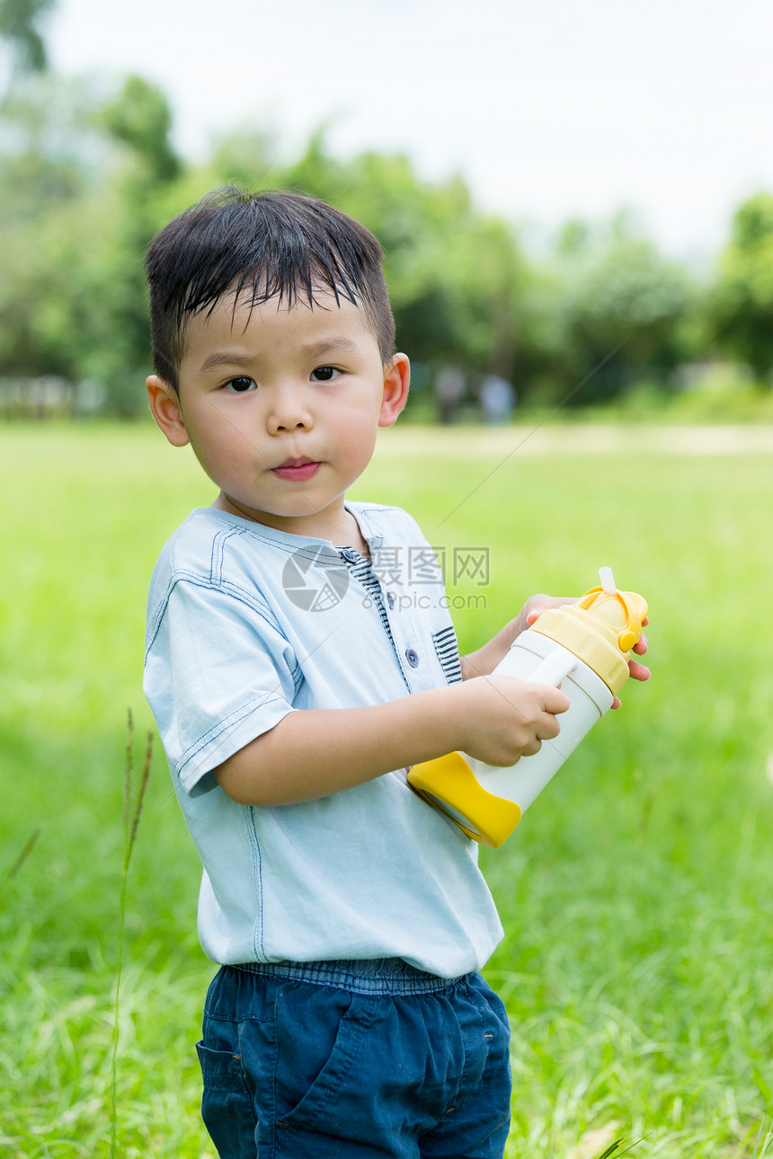 带水瓶的可爱亚洲小男孩图片