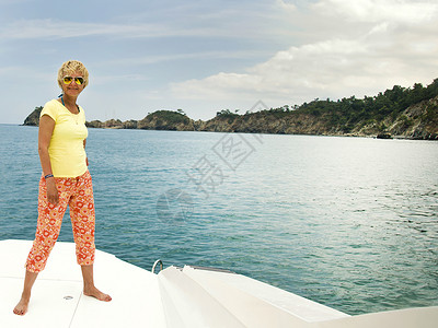 在游艇上度假的快乐中年妇女背景图片