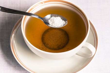 勺子里加甜味剂山梨糖醇的茶背景图片