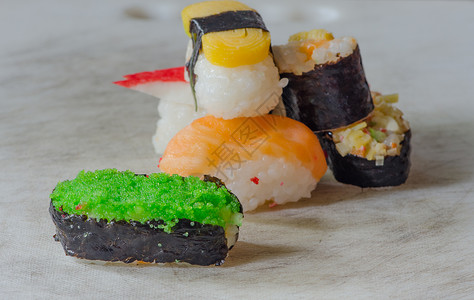 桌上的日本海鲜寿司卷图片