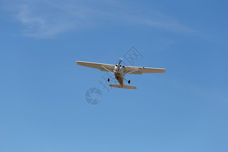 在晴朗的日子里蓝天上的小飞机背景图片
