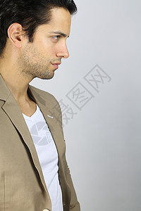 一个穿着西装的优雅男子在白色背景上背景图片