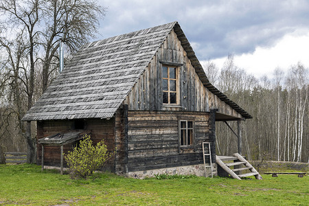 早春时分偏僻的小木屋被乡村景观包围图片