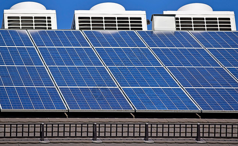 建筑物屋顶上的太阳能电池板和图片