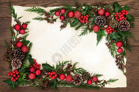 圣诞背景与红黄铜装饰霍利易卜风和雪松的相邻图片