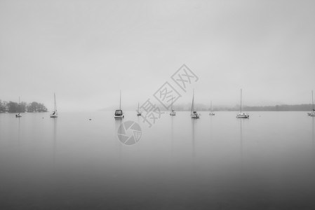 在湖区Windermere湖的雾中以黑白方图片