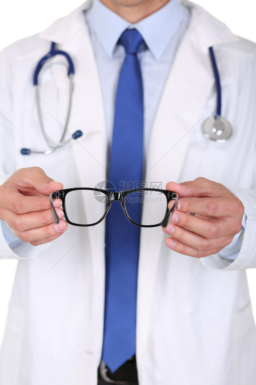 男医学生手给病人一副黑眼镜视力矫正眼科优秀视觉或眼镜店概念激图片