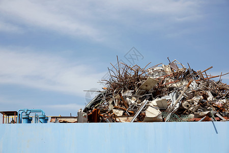 回收设施中的废金属堆图片