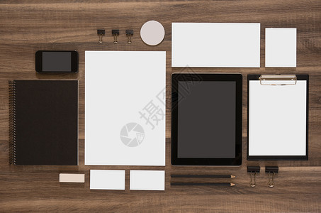 木制办公桌上的一套模拟商业品牌模板图片