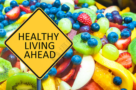 健康新鲜水果背景下带有健康生活信图片