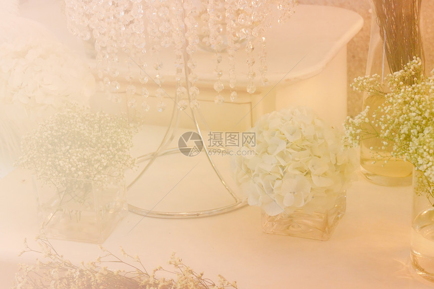 一束白色绣球花和水晶装饰品图片