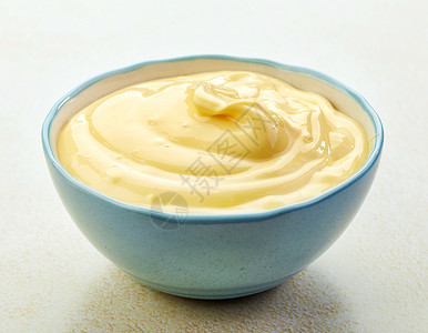 厨房桌子上的一碗蛋黄酱图片