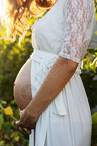 怀孕女孩的肚子在秋冬葡萄园穿白裙图片