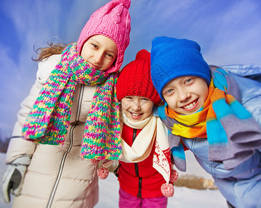 冬天快乐的孩子们穿戴图片