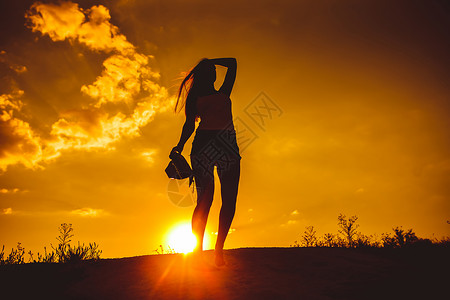 一位欧裔女在山上二十年月光下日图片