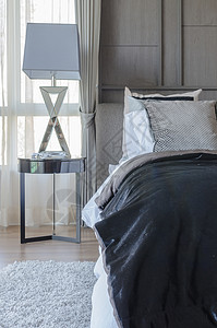 现代卧室设计床上有枕头的图片